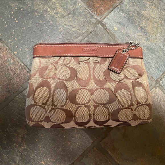 😍COACH Brown wristlet ❤️ - Picture 3 of 3